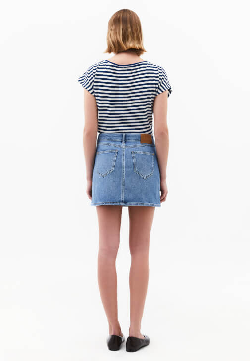Mini Denim Etek ve Modal Tişört Kombini