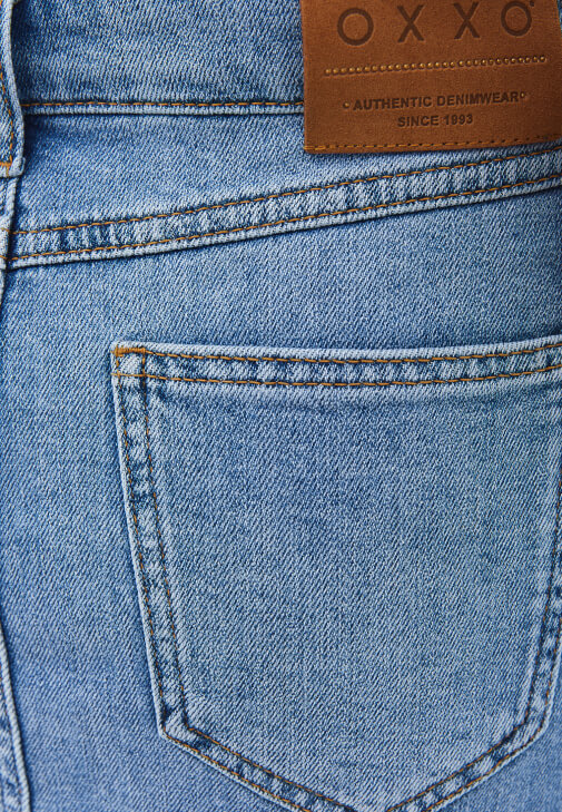 Mini Denim Etek ve Modal Tişört Kombini