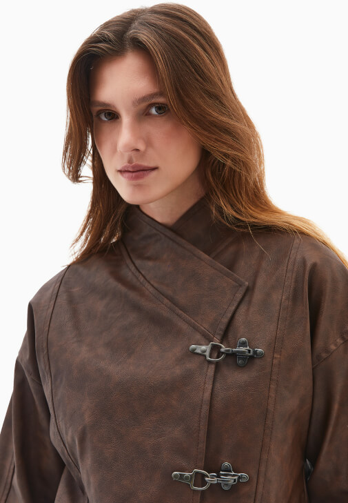 Vegan Deri Ceket ve Barrel-Fit Denim Kombini