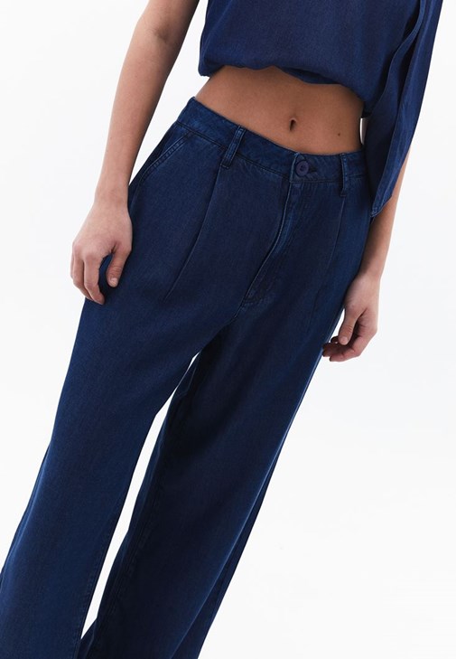 Orta Bel Pantolon ve Yaka Detaylı Bluz Kombini