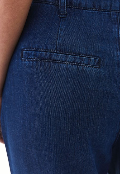 Orta Bel Pantolon ve Yaka Detaylı Bluz Kombini