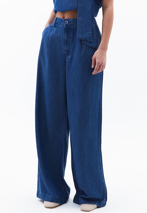 Wide-Leg Pantolon ve Yaka Detaylı Bluz Kombini