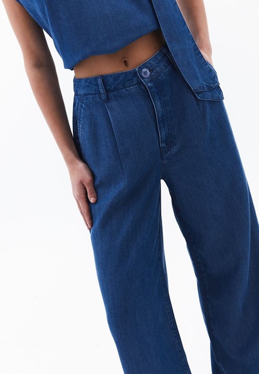 Wide-Leg Pantolon ve Yaka Detaylı Bluz Kombini