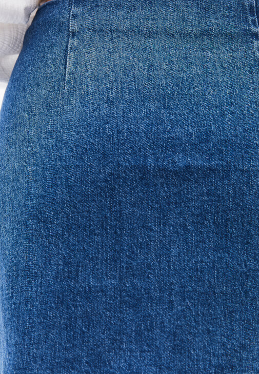 Denim Etek ve Keten Gömlek Kombini