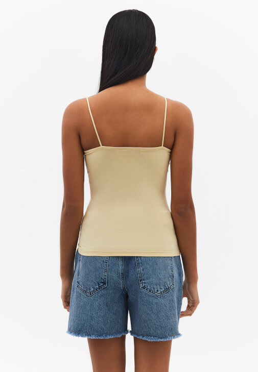 Modal Atlet ve Bermuda Şort Kombini