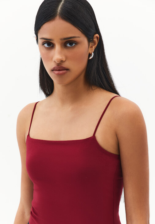 Modal Atlet ve Barrel-Fit Denim Kombini