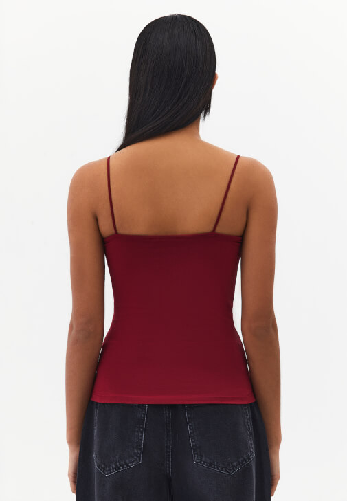 Modal Atlet ve Barrel-Fit Denim Kombini