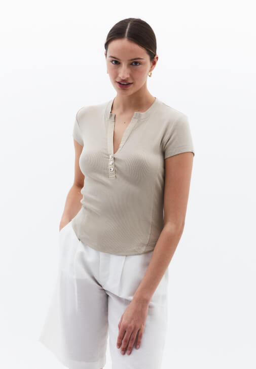 Düğme Detaylı Tişört ve Şort Kombini