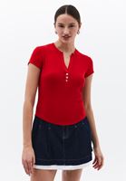 Bayan Kırmızı Modal Düğme Detaylı Tişört