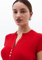 Bayan Kırmızı Modal Düğme Detaylı Tişört