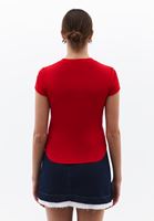 Bayan Kırmızı Modal Düğme Detaylı Tişört