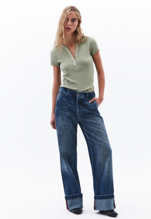 Modal Düğmeli Tişört ve Denim Pantolon Kombini