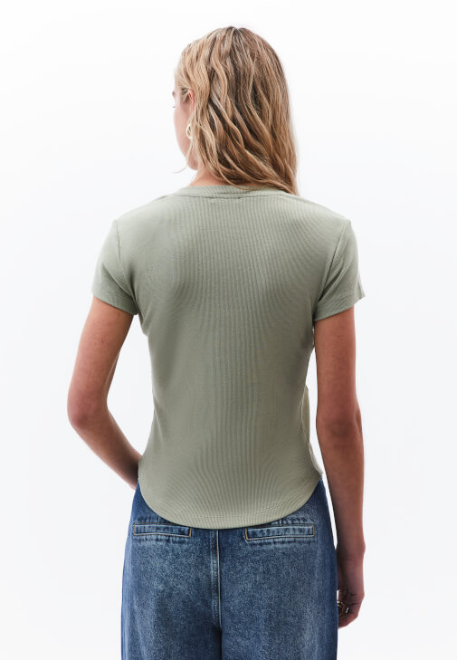 Modal Düğmeli Tişört ve Denim Pantolon Kombini