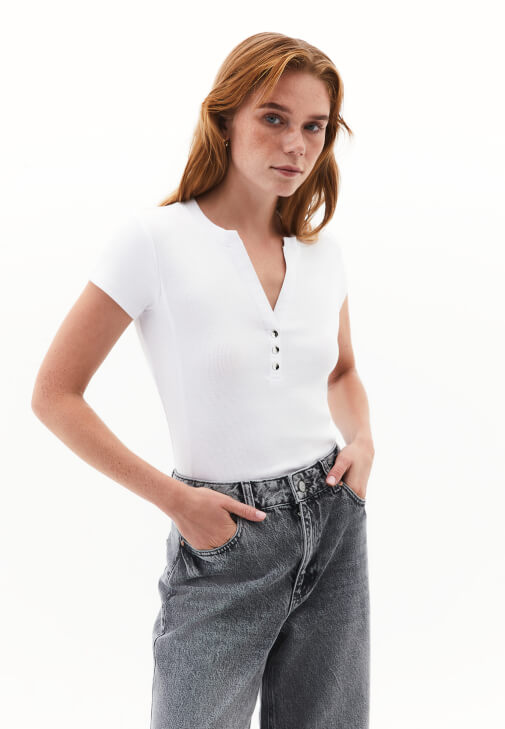 Beyaz Modal Düğme Detaylı Tişört