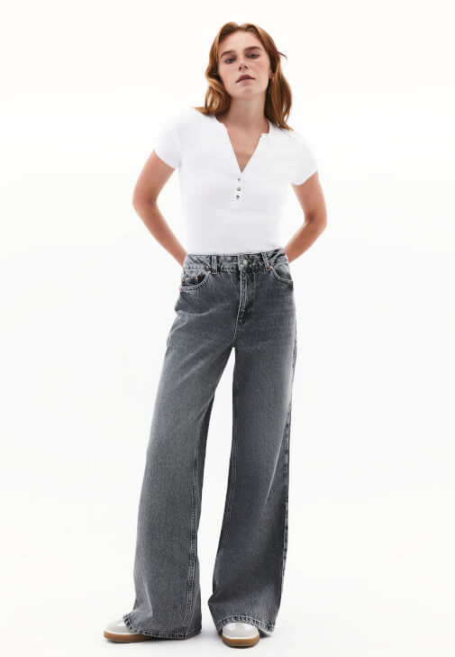 Düğmeli Tişört ve Barrel-Fit Pantolon Kombini