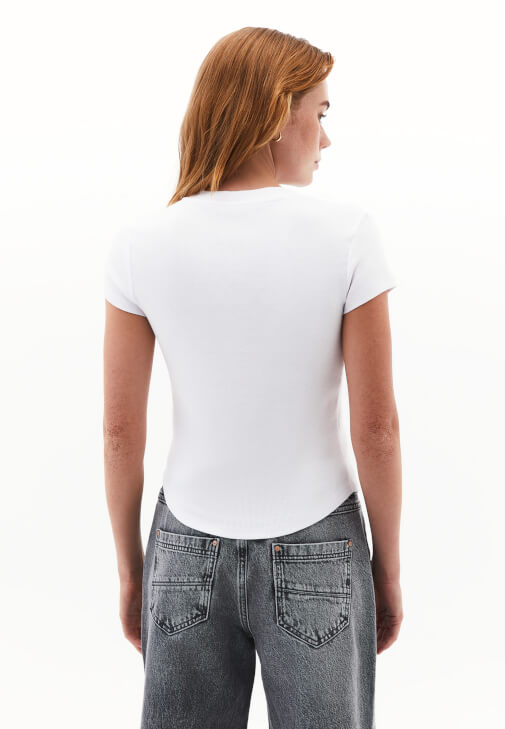 Düğmeli Tişört ve Barrel-Fit Pantolon Kombini