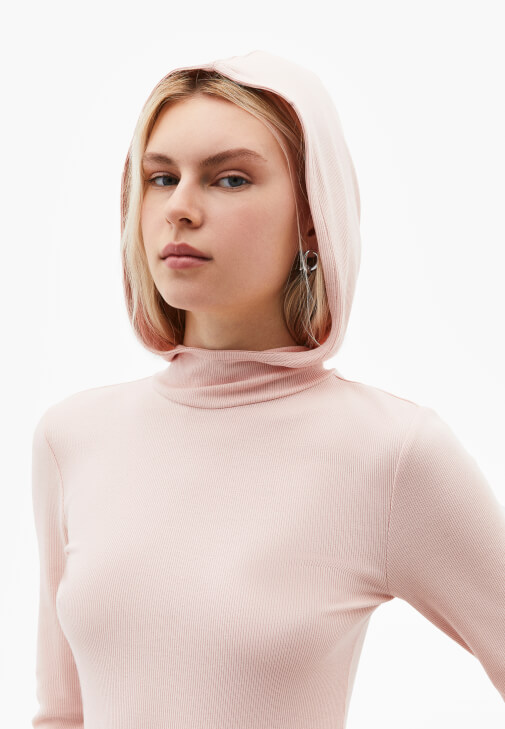 Modal Bluz ve Baggy-Fit Denim Kombini