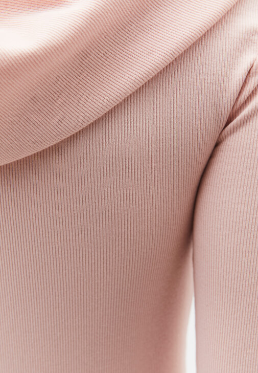 Modal Bluz ve Baggy-Fit Denim Kombini