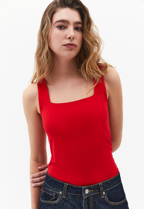 Modal Atlet ve Barrel-Fit Denim Kombini