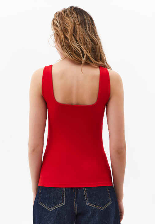 Modal Atlet ve Barrel-Fit Denim Kombini