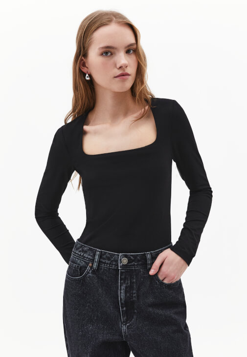 Siyah Modal Kare Yaka Tişört