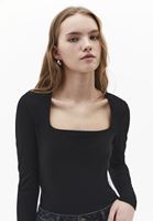 Bayan Siyah Modal Kare Yaka Tişört