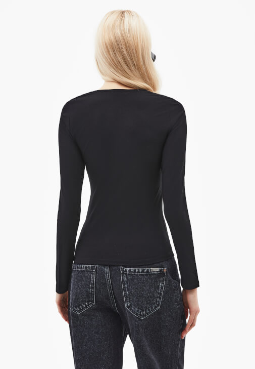 Modal Tişört ve Deri Etek Kombini