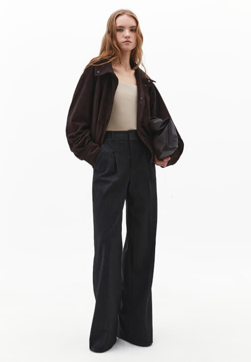  Modal Tişört ve Çizgili Pantolon Kombini