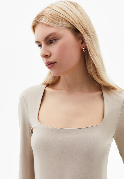 Modal Tişört ve Çizgili Pantolon Kombini