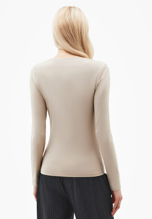 Modal Tişört ve Çizgili Pantolon Kombini