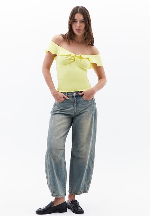 Burgu Detaylı Bluz ve Baggy-Fit Pantolon Kombini