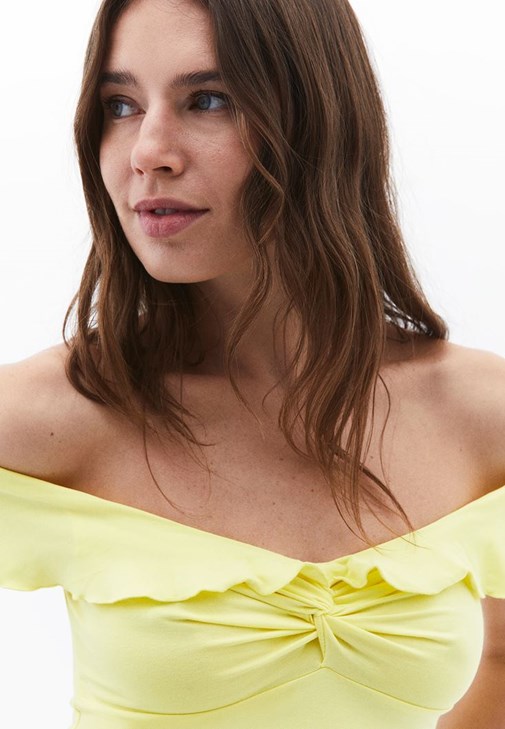 Burgu Detaylı Bluz ve Baggy-Fit Pantolon Kombini