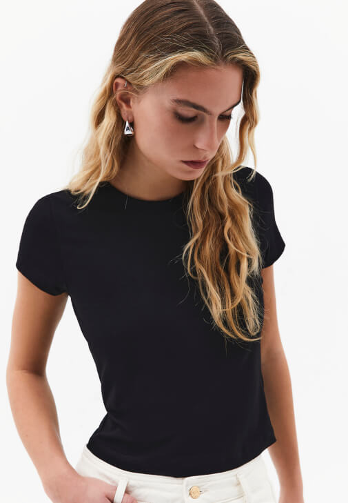 Modal Tişört ve Denim Pantolon Kombini