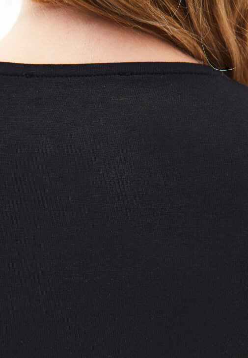 Modal Tişört ve Denim Pantolon Kombini