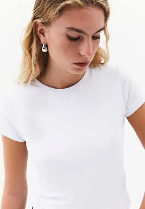 Modal Tişört ve Denim Pantolon Kombini