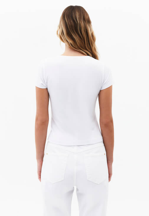 Modal Tişört ve Denim Pantolon Kombini