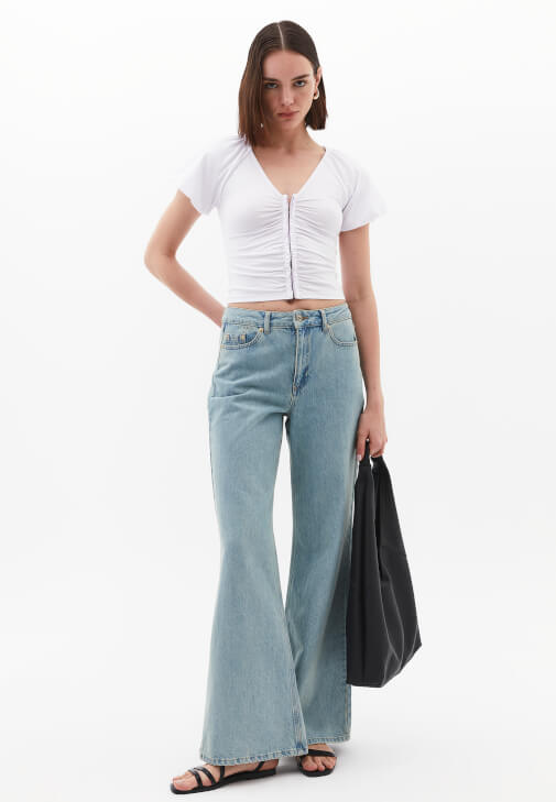 Modal V Yaka Bluz ve Denim Pantolon Kombini