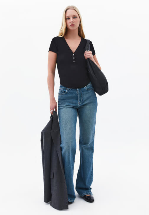 Düğmeli Tişört ve Pantolon Kombini