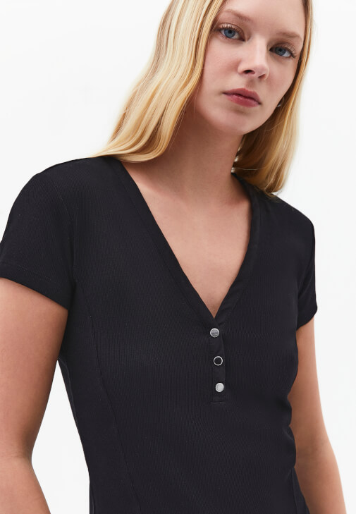 Düğmeli Tişört ve Pantolon Kombini