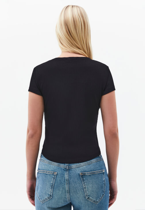 Düğmeli Tişört ve Pantolon Kombini