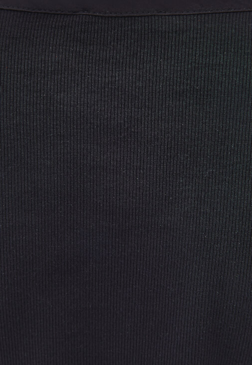 Düğmeli Tişört ve Pantolon Kombini