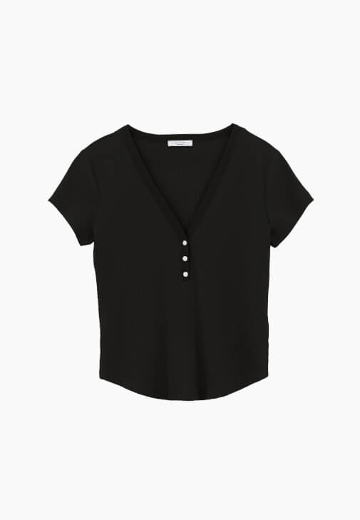 Düğmeli Tişört ve Pantolon Kombini