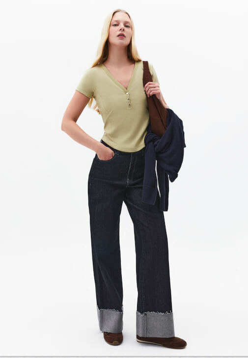 Modal Tişört ve Denim Pantolon Kombini