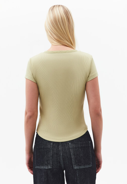 Modal Tişört ve Denim Pantolon Kombini