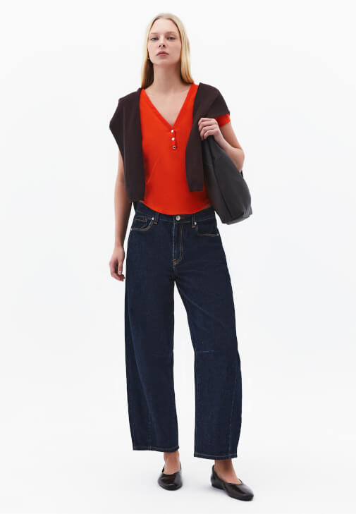 V Yaka Tişört ve Barrel-Fit Pantolon Kombini