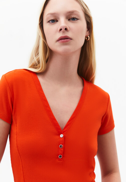 V Yaka Tişört ve Barrel-Fit Pantolon Kombini