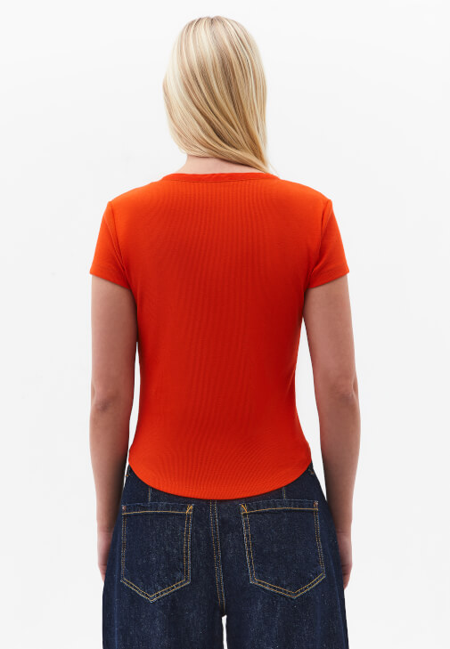 V Yaka Tişört ve Barrel-Fit Pantolon Kombini