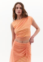 Asimetrik Kol Detaylı Crop Tişört