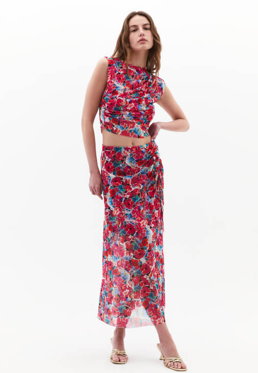 Asimetrik Kesim Tişört ve Büzgülü Etek Kombini