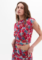 Asimetrik Kesim Tişört ve Büzgülü Etek Kombini